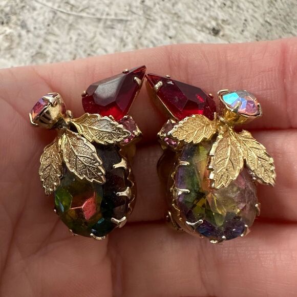 Vintage 1960s Filigree Leaf And Faceted Crystal Clip On Earrings - Picture 1 of 7